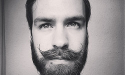 Disciplinez cette barbe!
